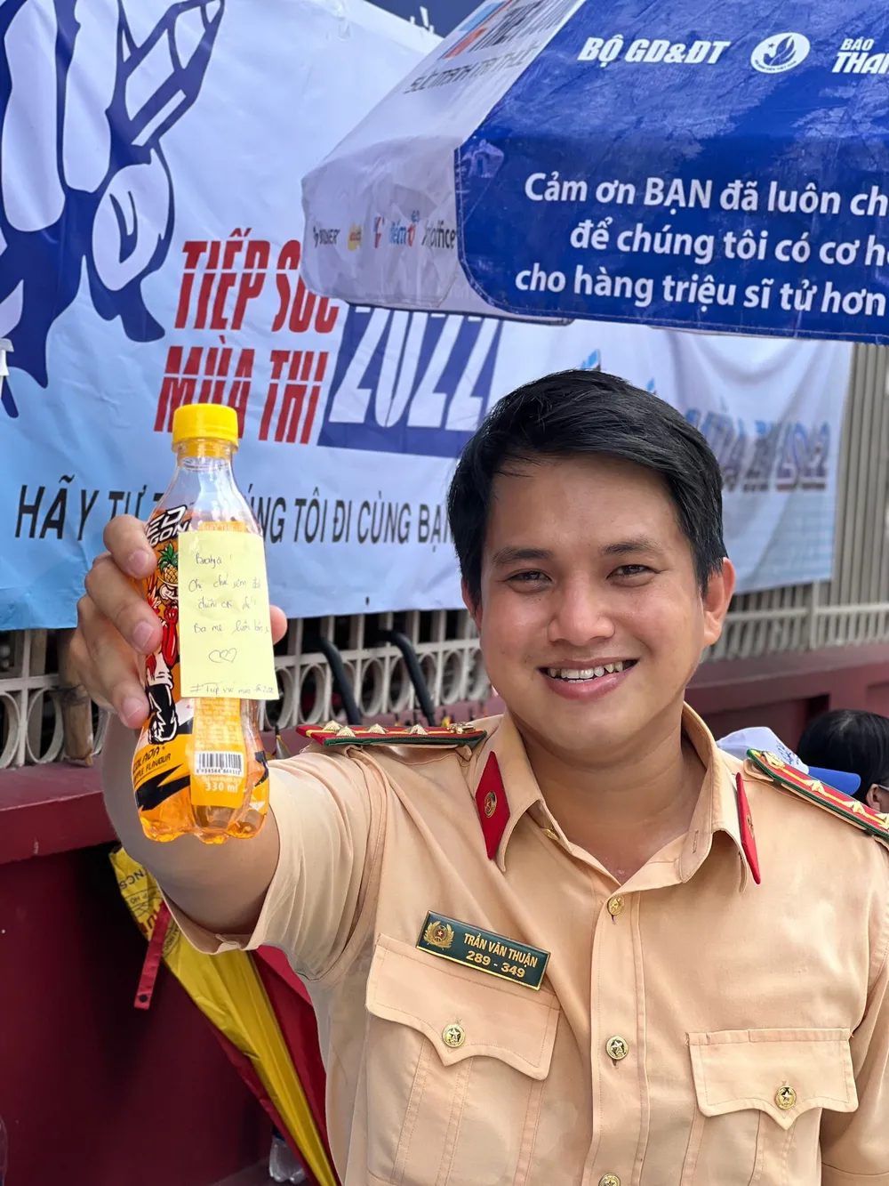 CSGT TPHCM đưa cán bộ coi thi gặp sự cố giao thông tới điểm thi đúng giờ ảnh 4