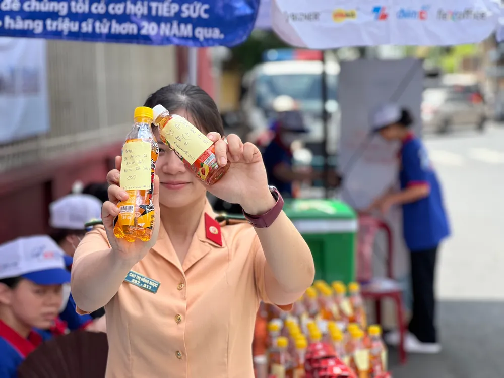 CSGT TPHCM đưa cán bộ coi thi gặp sự cố giao thông tới điểm thi đúng giờ ảnh 3