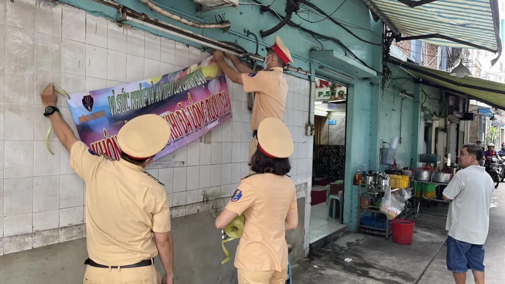 CSGT TPHCM tới nhà hàng, quán nhậu… tuyên truyền về tác hại của rượu bia ảnh 18