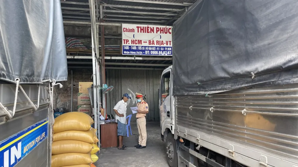 CSGT TPHCM tới nhà hàng, quán nhậu… tuyên truyền về tác hại của rượu bia ảnh 19