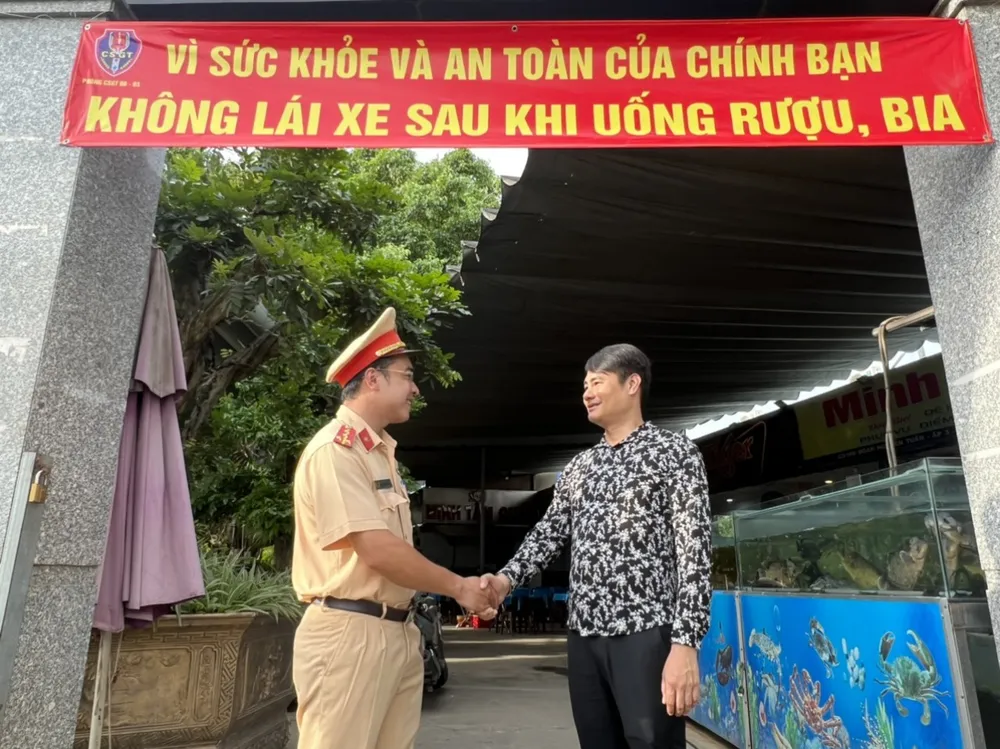 CSGT TPHCM tới nhà hàng, quán nhậu… tuyên truyền về tác hại của rượu bia ảnh 15