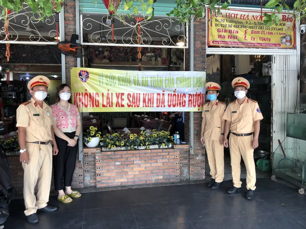 CSGT TPHCM tới nhà hàng, quán nhậu… tuyên truyền về tác hại của rượu bia ảnh 12