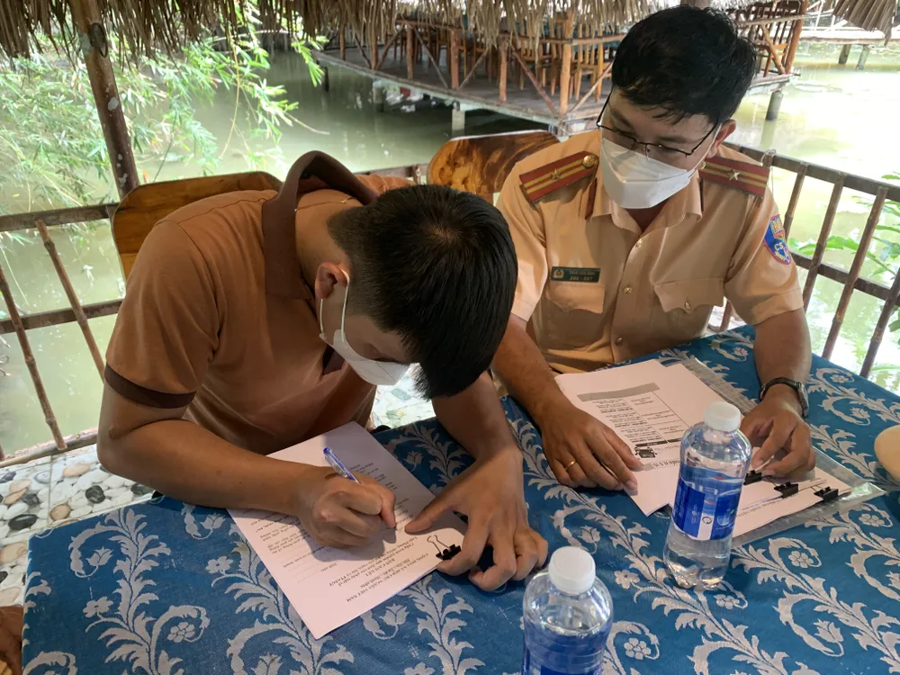 CSGT TPHCM tới nhà hàng, quán nhậu… tuyên truyền về tác hại của rượu bia ảnh 4