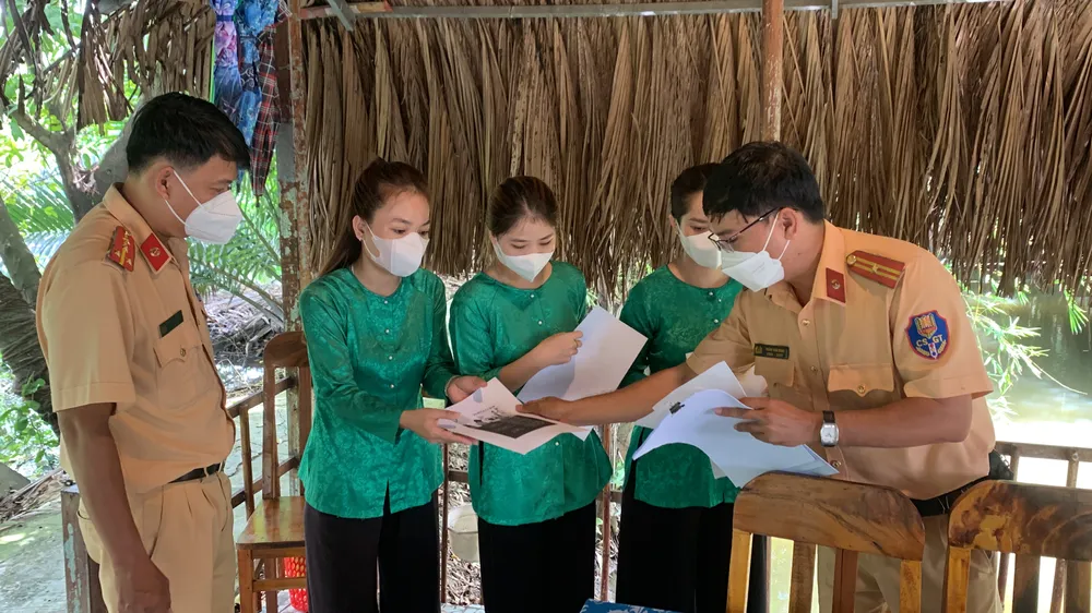 CSGT TPHCM tới nhà hàng, quán nhậu… tuyên truyền về tác hại của rượu bia ảnh 5