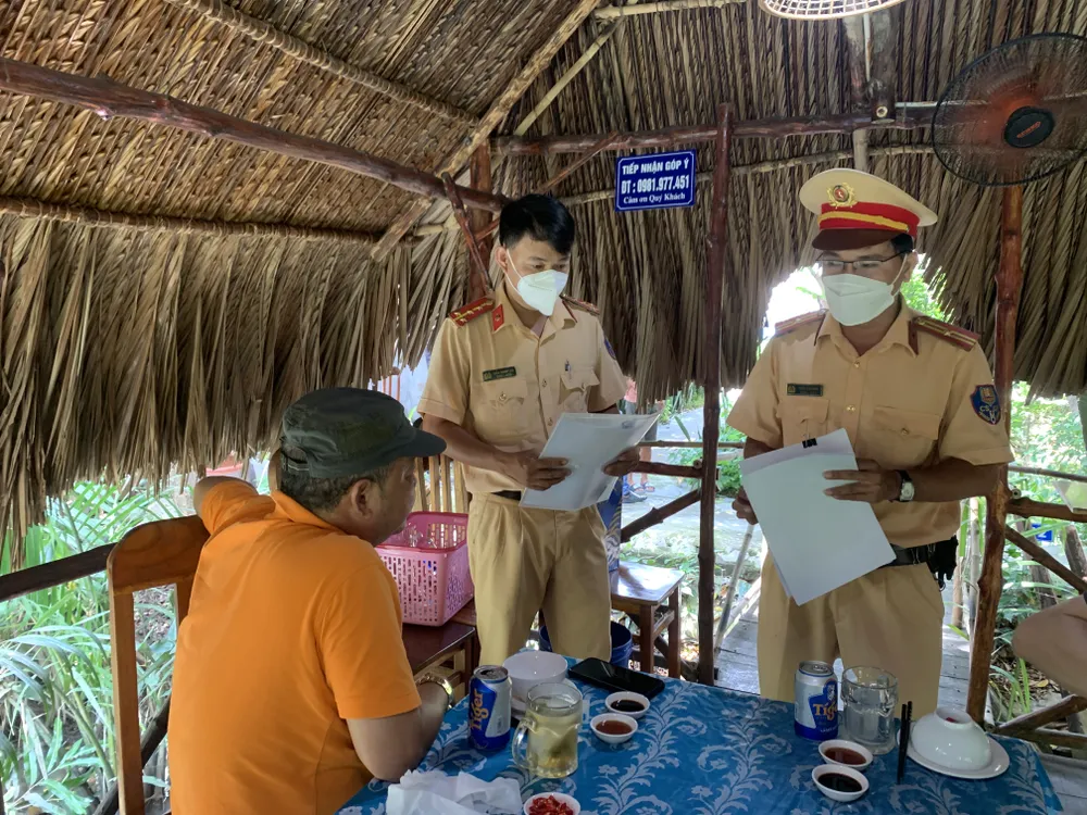 CSGT TPHCM tới nhà hàng, quán nhậu… tuyên truyền về tác hại của rượu bia ảnh 6