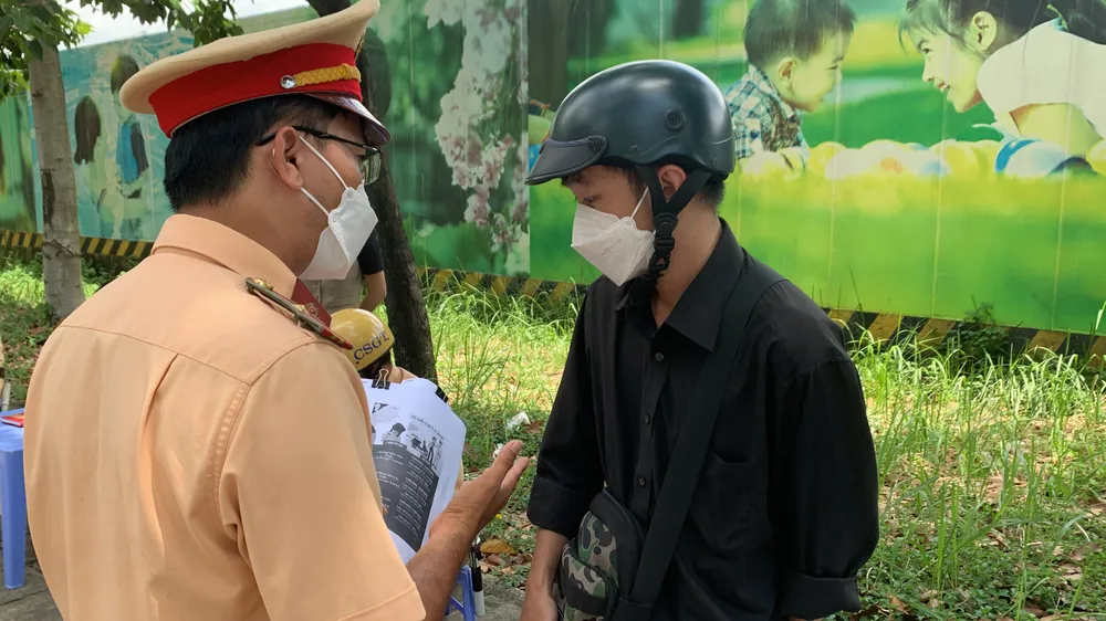 CSGT TPHCM tới nhà hàng, quán nhậu… tuyên truyền về tác hại của rượu bia ảnh 3