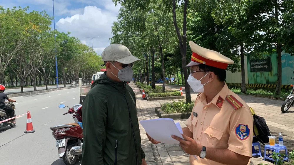 CSGT TPHCM tới nhà hàng, quán nhậu… tuyên truyền về tác hại của rượu bia ảnh 2