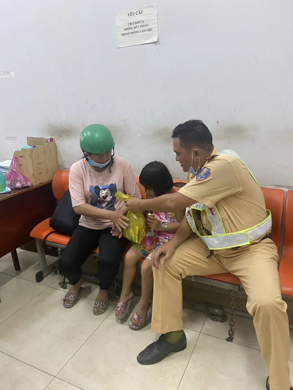 CSGT TPHCM giúp bé gái 5 tuổi đi lạc tìm thấy cha mẹ ảnh 1