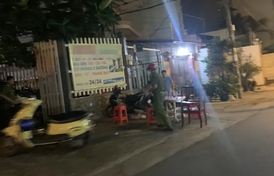 Điều tra vụ thanh niên tử vong trong khách sạn với vết thương trên cổ  ảnh 1