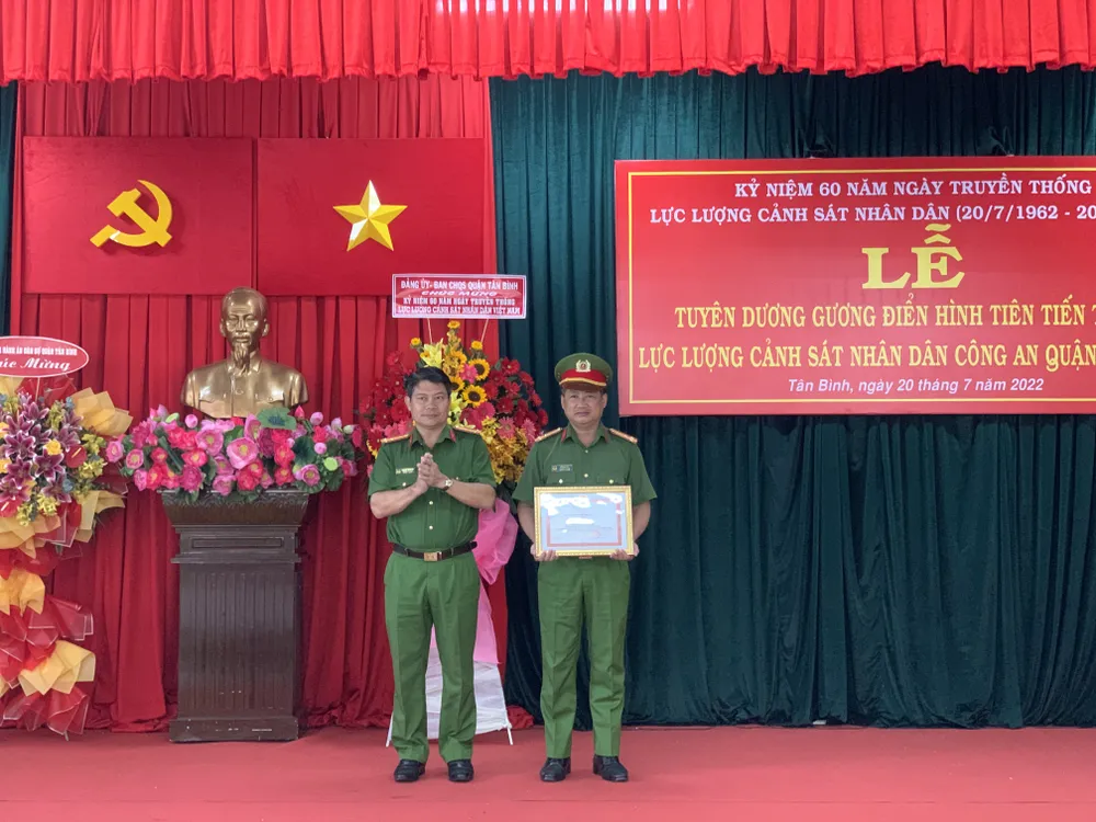 Tuyên dương 46 cán bộ, chiến sĩ gương điển hình lực lượng Cảnh sát nhân dân Công an quận Tân Bình ảnh 2