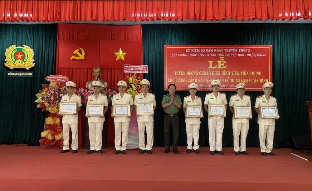 Tuyên dương 46 cán bộ, chiến sĩ gương điển hình lực lượng Cảnh sát nhân dân Công an quận Tân Bình ảnh 3