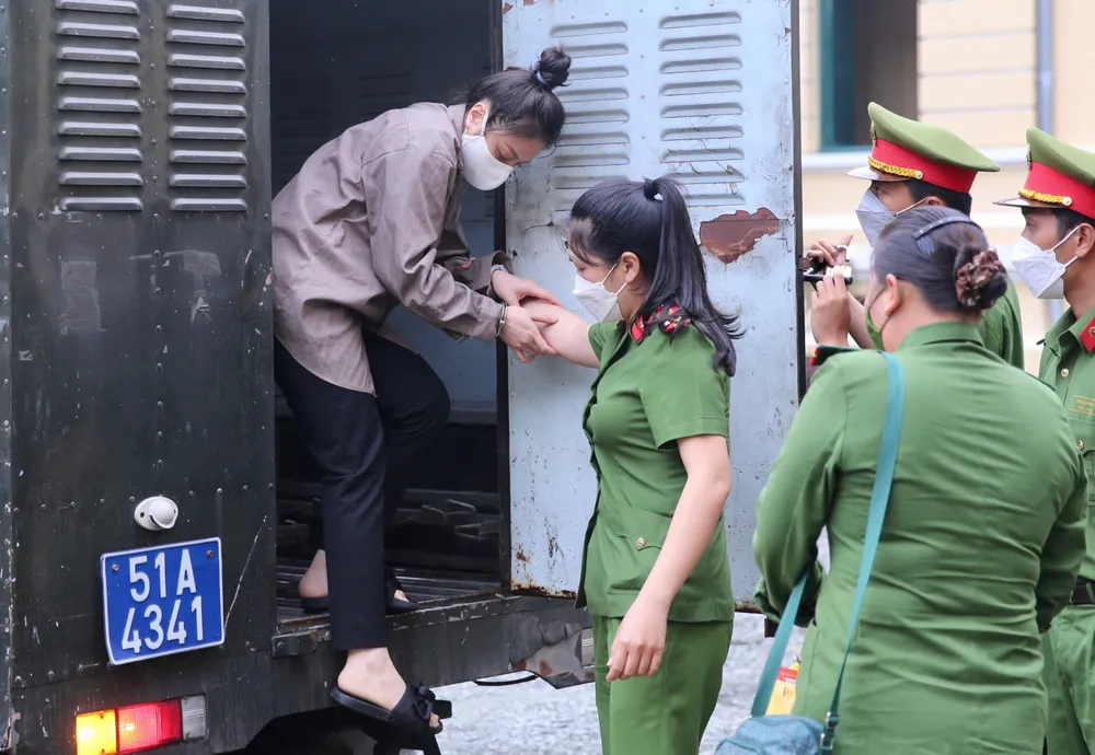 Vụ bé gái 8 tuổi tử vong ở TPHCM: Hội đồng xét xử quyết định hoãn phiên tòa ảnh 5