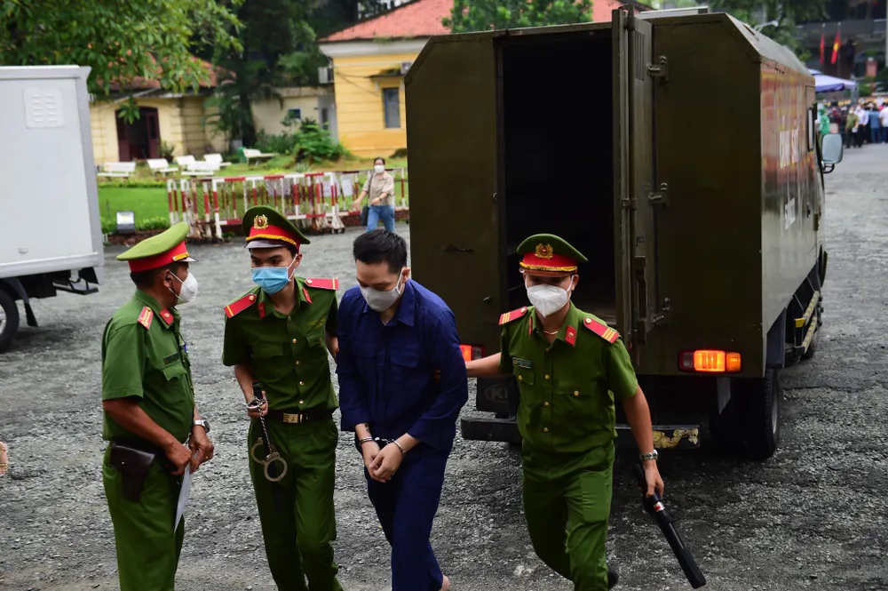 Vụ bé gái 8 tuổi tử vong ở TPHCM: Hội đồng xét xử quyết định hoãn phiên tòa ảnh 7