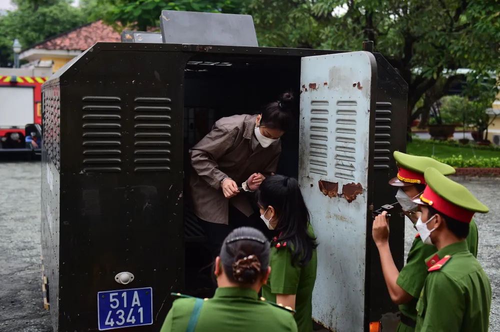 Vụ bé gái 8 tuổi tử vong ở TPHCM: Hội đồng xét xử quyết định hoãn phiên tòa ảnh 8