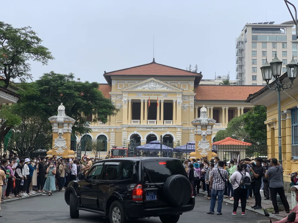 Vụ bé gái 8 tuổi tử vong ở TPHCM: Hội đồng xét xử quyết định hoãn phiên tòa ảnh 13