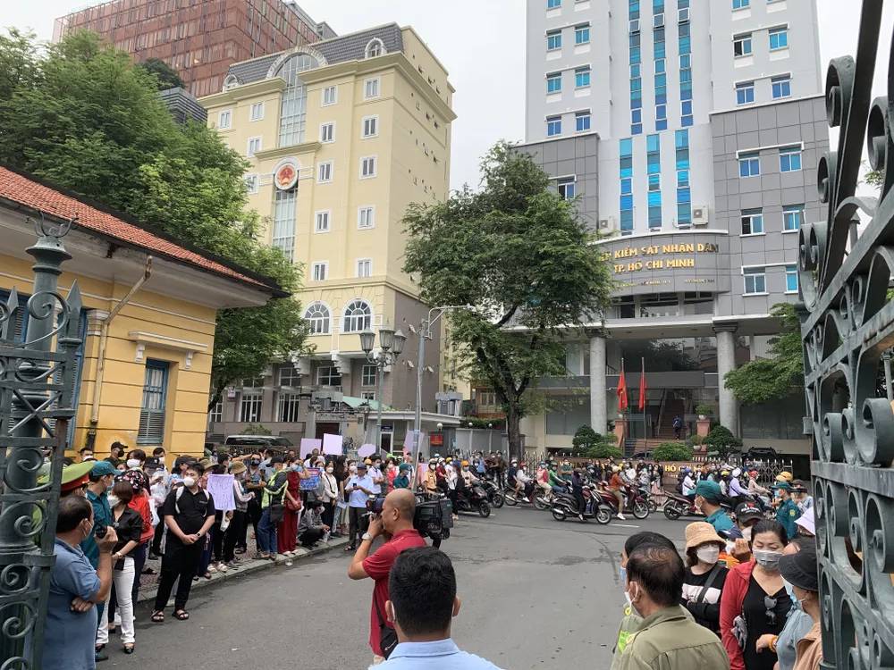 Vụ bé gái 8 tuổi tử vong ở TPHCM: Hội đồng xét xử quyết định hoãn phiên tòa ảnh 11