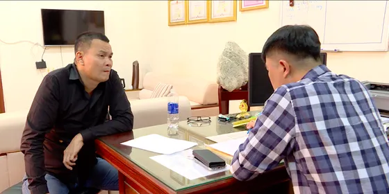 Công an lấy lời khai với Điền.  Ảnh: CHÍ THẠCH 