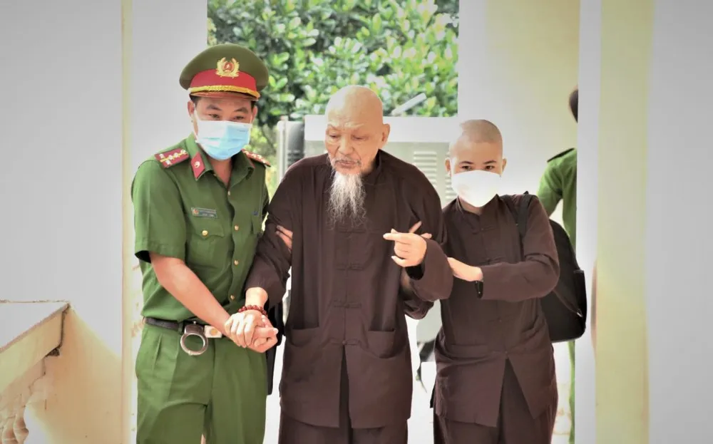 Em gái ông Lê Tùng Vân ra đầu thú ở TPHCM ảnh 1