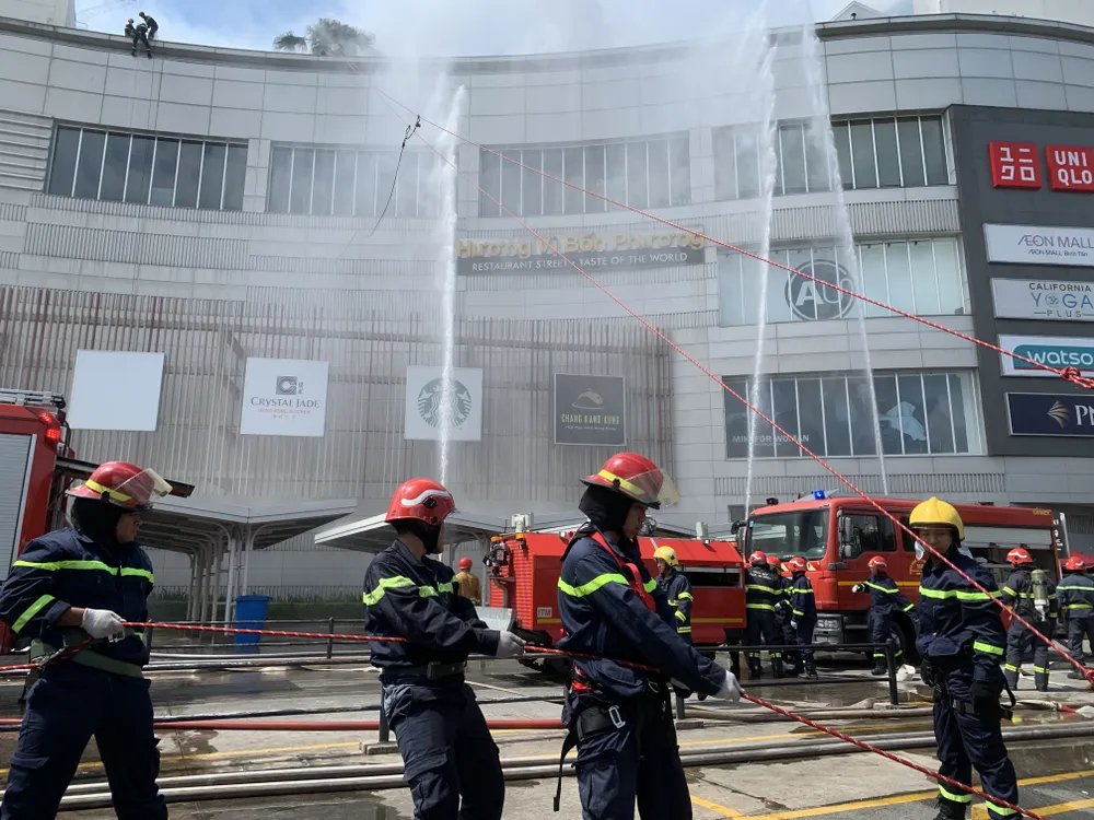 2.300 người tham gia diễn tập chữa cháy ở trung tâm thương mại ảnh 4