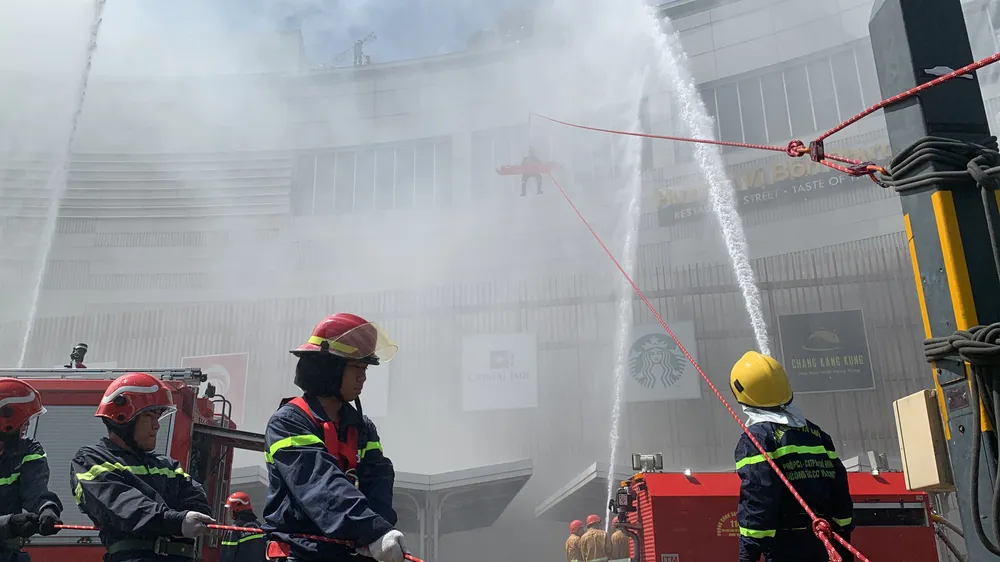 2.300 người tham gia diễn tập chữa cháy ở trung tâm thương mại ảnh 5