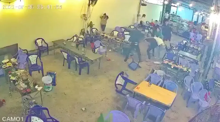 Hai nhóm thực khách hỗn chiến, thực khách hốt hoảng bỏ chạy ảnh 2