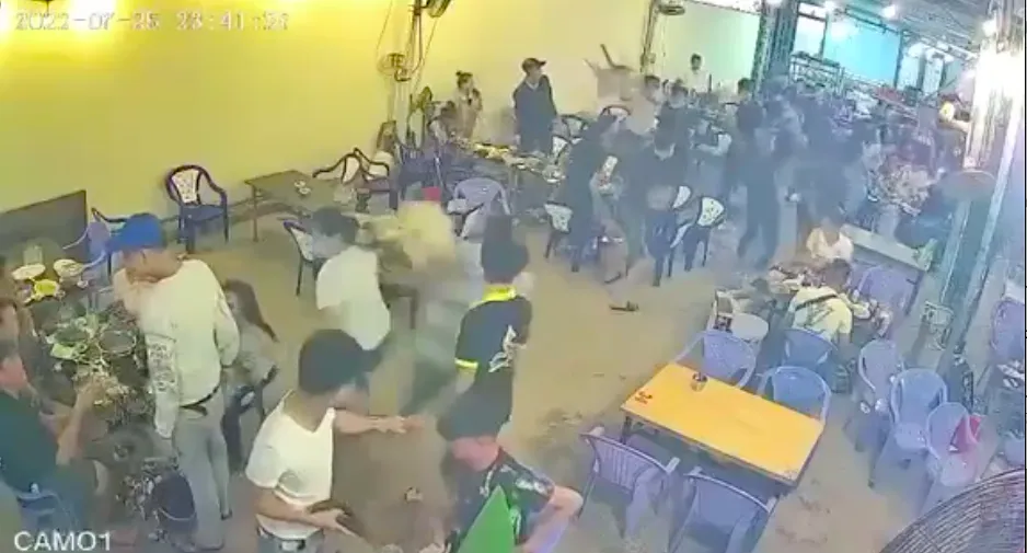 Hai nhóm thực khách hỗn chiến, thực khách hốt hoảng bỏ chạy ảnh 1