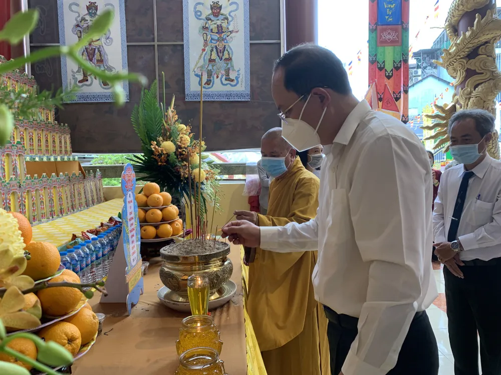 Quận 11 tưởng niệm đồng bào tử vong, cán bộ chiến sĩ hy sinh trong đại dịch Covid-19 ảnh 6