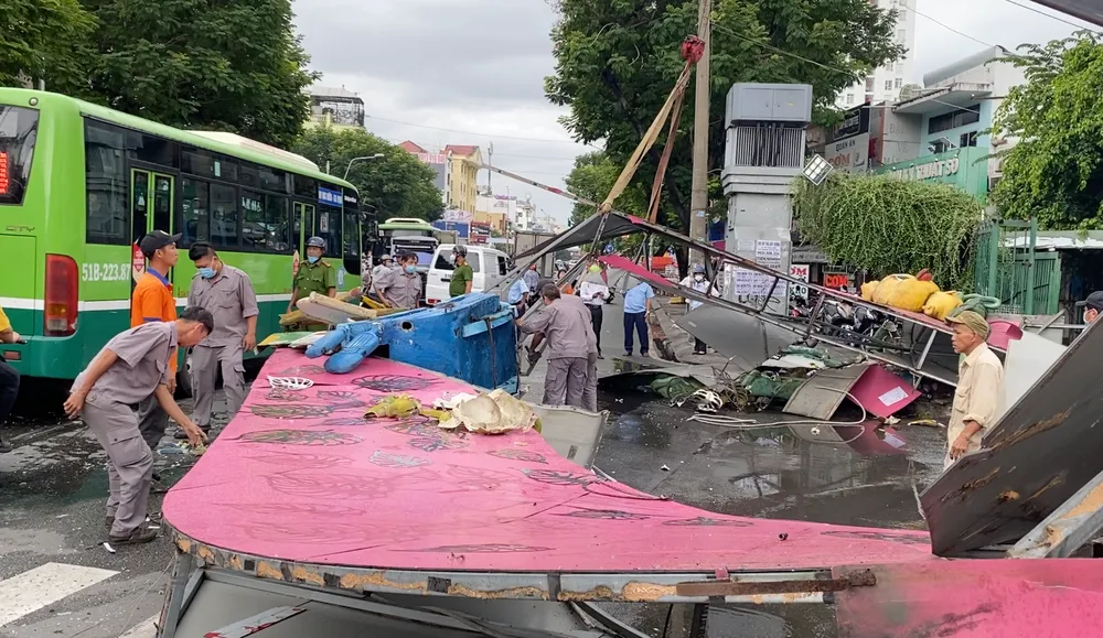 Cổng chào Công viên Đầm Sen đổ sập xuống đường đông người qua lại ảnh 2