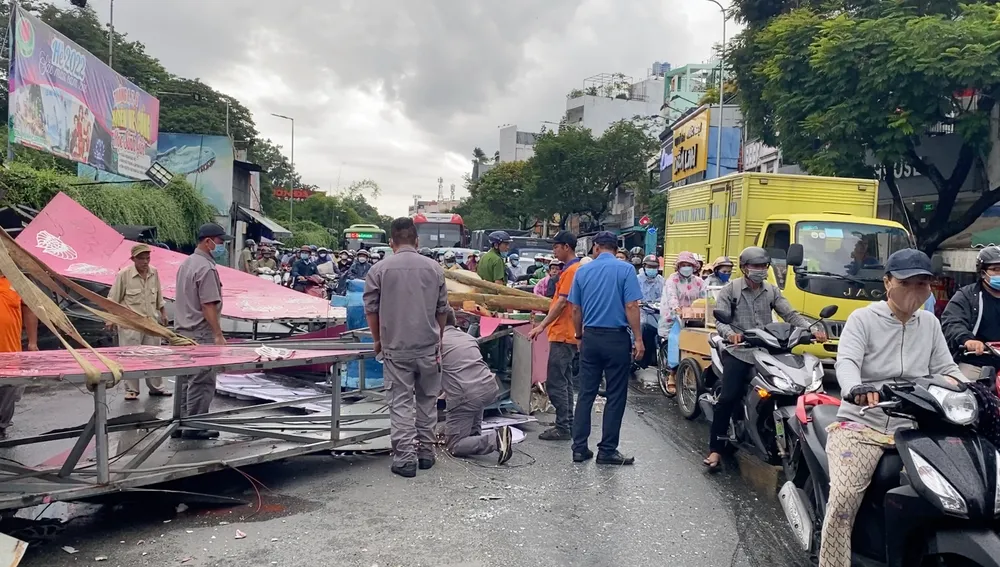 Cổng chào Công viên Đầm Sen đổ sập xuống đường đông người qua lại ảnh 1