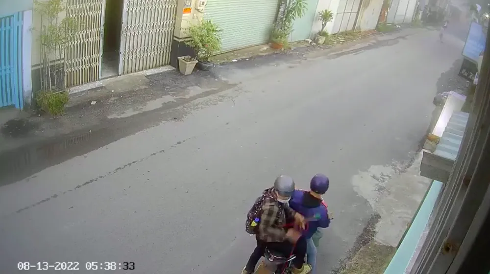 2 tên trộm chó dùng bình xịt hơi cay tấn công người đàn ông ảnh 1