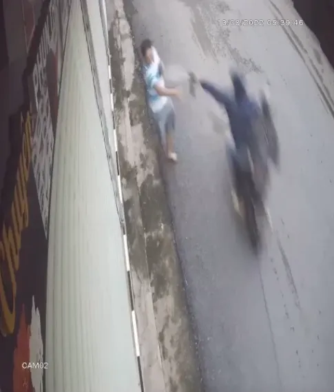 2 tên trộm chó dùng bình xịt hơi cay tấn công người đàn ông ảnh 2