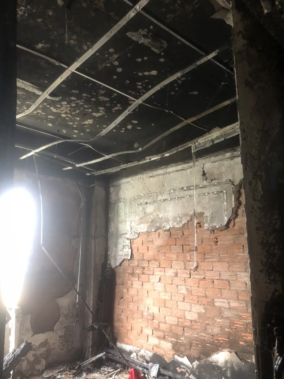 Cảnh sát giải cứu 3 người và hướng dẫn 7 người thoát khỏi vụ cháy nhà ở quận Bình Thạnh ảnh 3