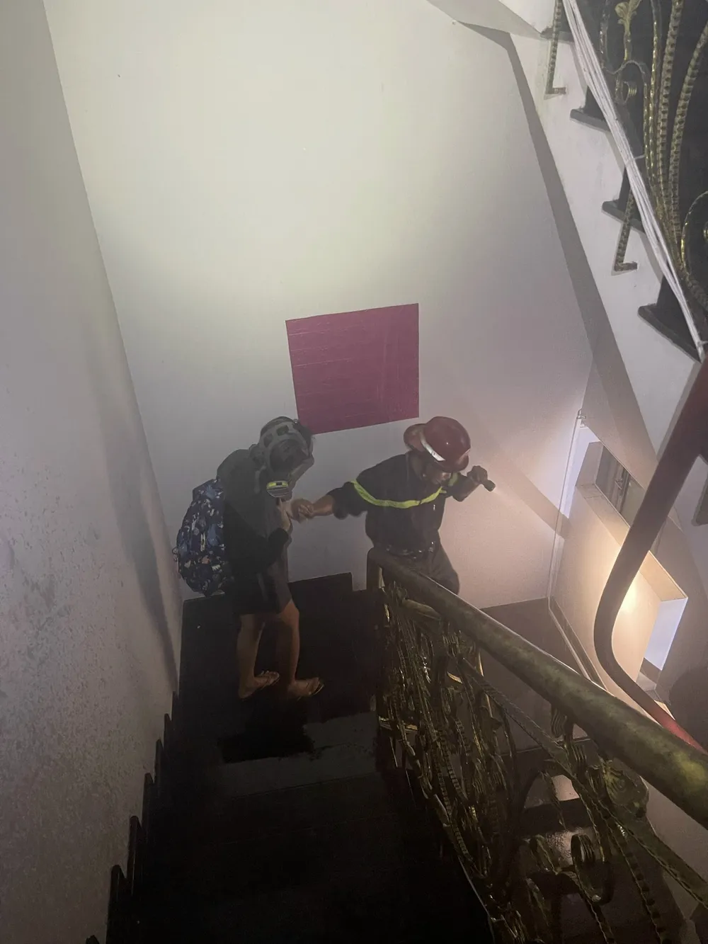 Cảnh sát giải cứu 3 người và hướng dẫn 7 người thoát khỏi vụ cháy nhà ở quận Bình Thạnh ảnh 2