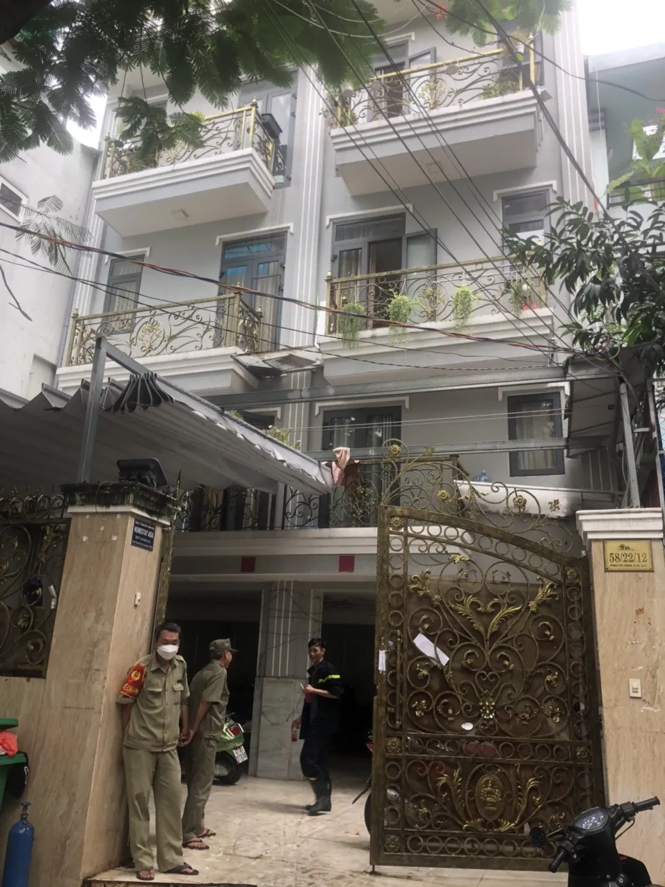 Cảnh sát giải cứu 3 người và hướng dẫn 7 người thoát khỏi vụ cháy nhà ở quận Bình Thạnh ảnh 1