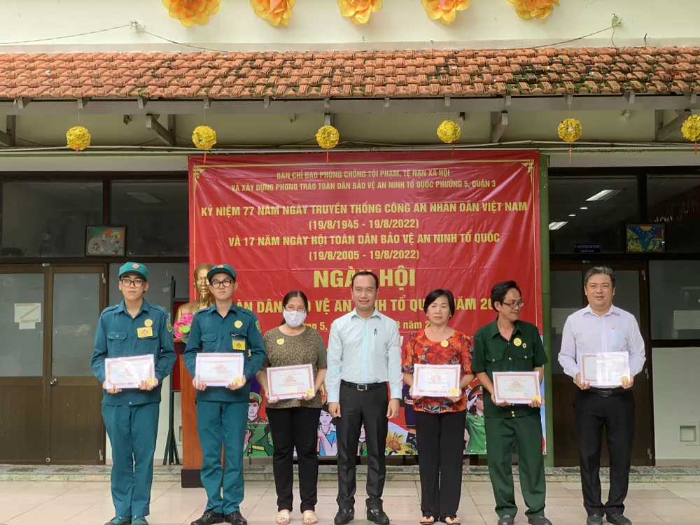 Khen thưởng người dân tham gia bảo vệ an ninh Tổ quốc ảnh 2