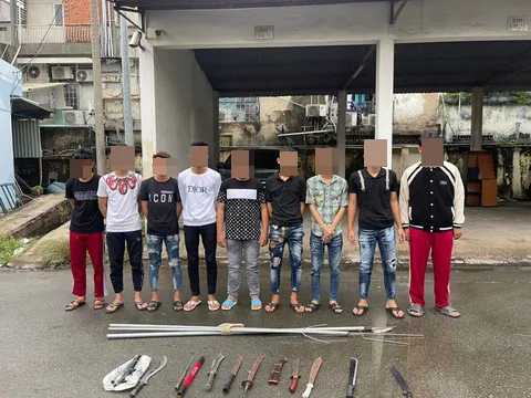 17 đối tượng “hỗn chiến” vì 2 nữ sinh mặc đầm giống nhau ảnh 1