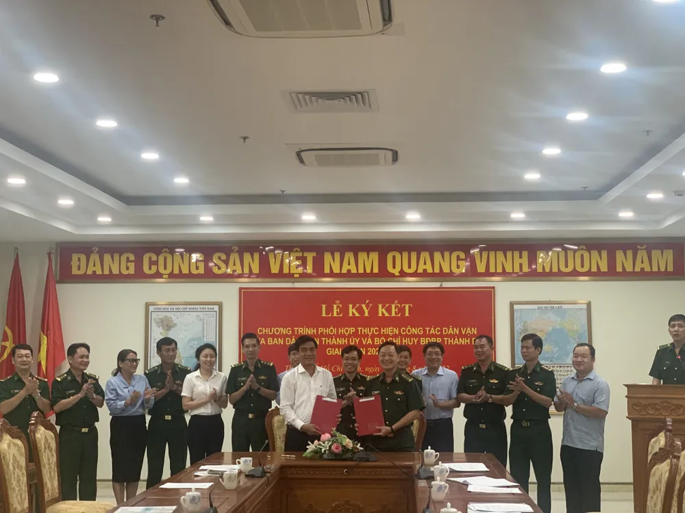 Ký kết phối hợp giữa Ban Dân vận Thành ủy TPHCM và Bộ Chỉ huy BĐBP TPHCM. Ảnh: CHÍ THẠCH 