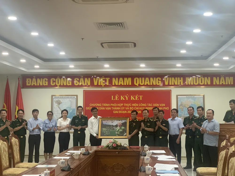 Ký kết chương trình phối hợp giữa Ban Dân vận Thành ủy TPHCM và Bộ Chỉ huy BĐBP TPHCM  ảnh 1