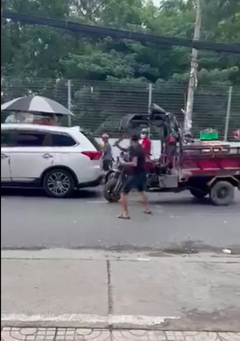 Tài xế xe ben cầm mã tấu chém xe ba gác giữa đường ở TPHCM ảnh 1