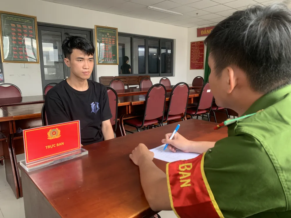 Bắt khẩn cấp “siêu trộm” thuê xe ôm công nghệ gây án hàng loạt ở TPHCM ảnh 1