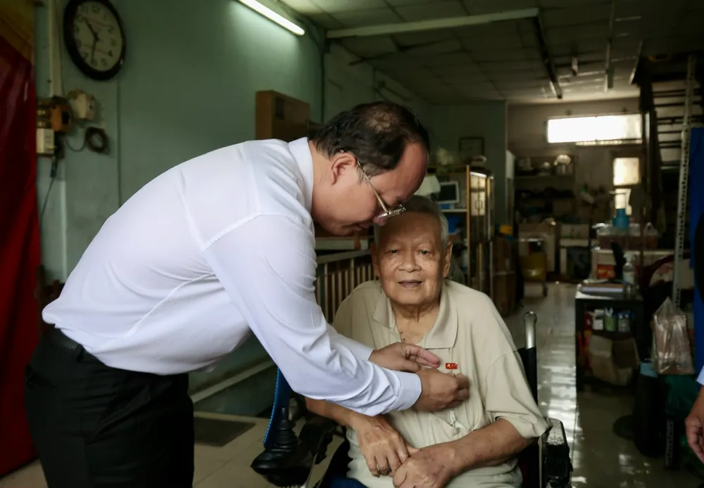 Phó Bí thư Thành ủy Nguyễn Hồ Hải trao Huy hiệu Đảng cho đảng viên cao tuổi Đảng ảnh 1