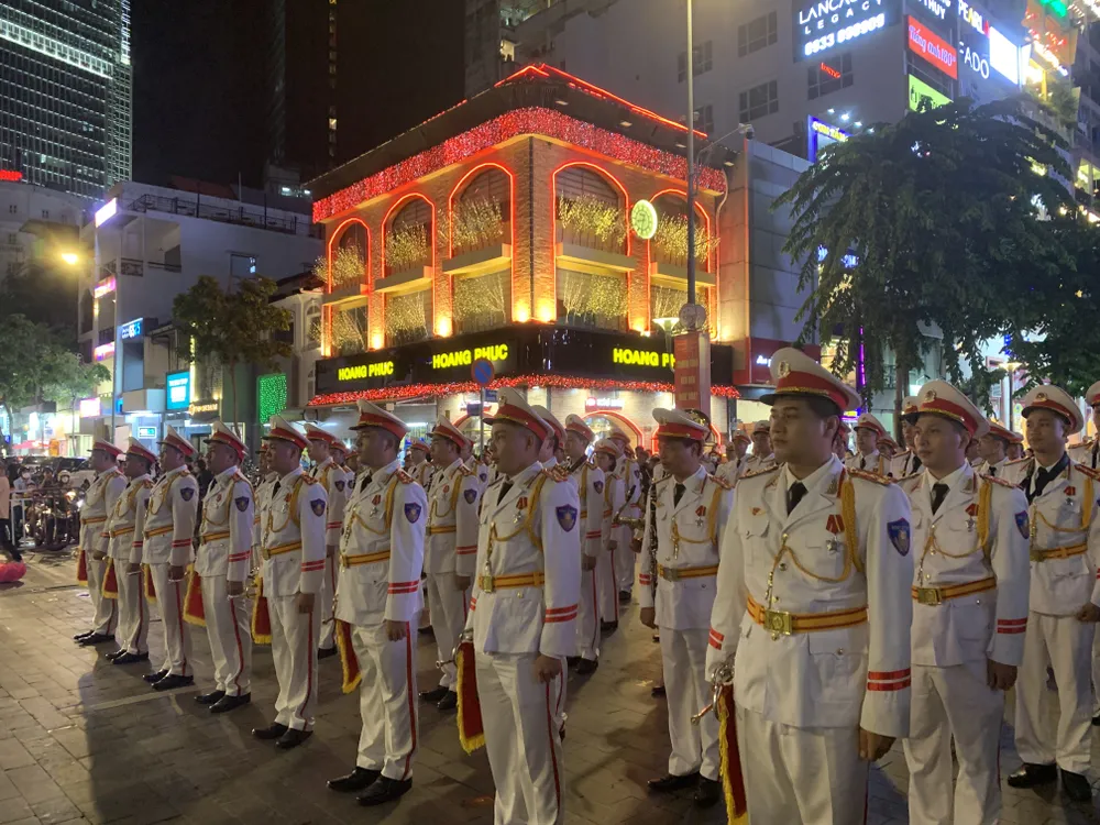 Hàng ngàn người dân xem biểu diễn nhạc kèn, diễu hành ở phố đi bộ Nguyễn Huệ ảnh 2