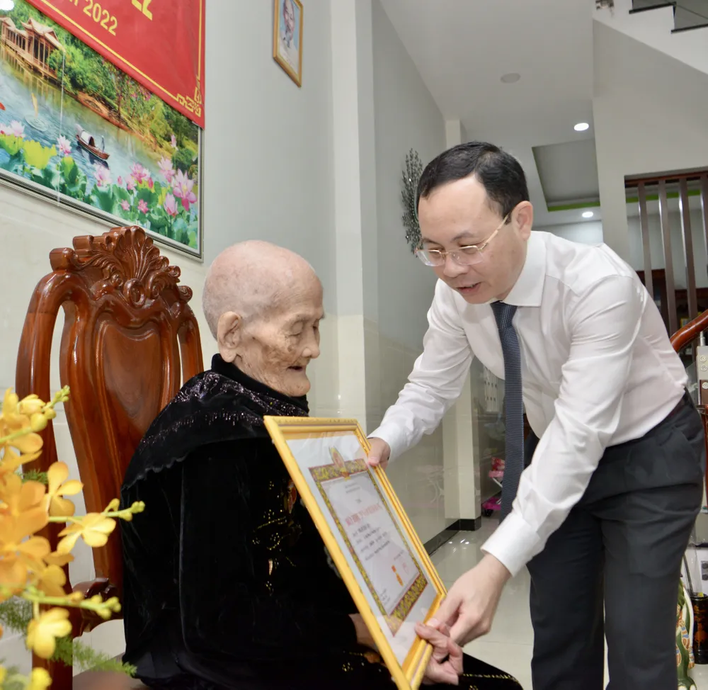 Phó Bí thư Thành ủy TPHCM Nguyễn Văn Hiếu trao Huy hiệu 75 năm tuổi Đảng cho 2 đảng viên ở huyện Hóc Môn ảnh 2