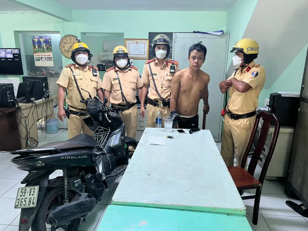 CSGT TPHCM đuổi bắt cướp ảnh 1