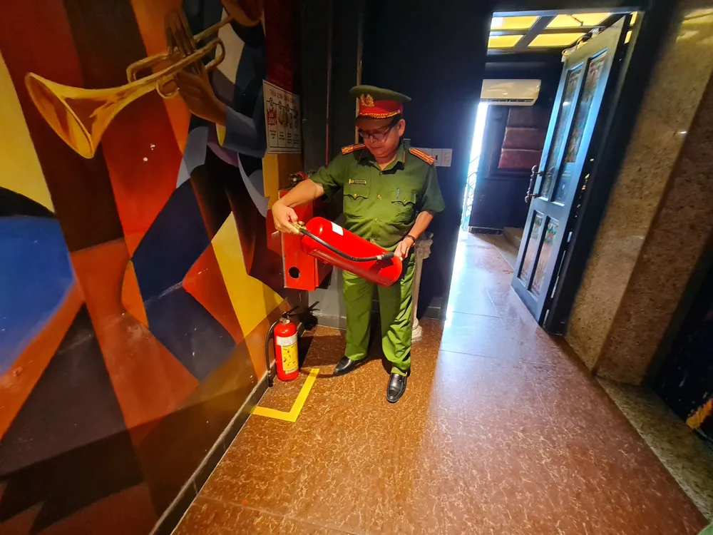 Phát hiện nhiều lỗi về an toàn cháy nổ ở quán bar, karaoke ảnh 2