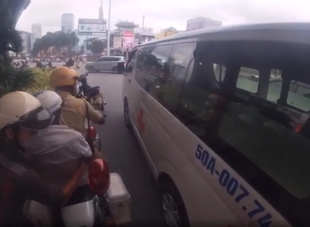 CSGT hỗ trợ đưa người đàn ông bị bệnh đến bệnh viện cấp cứu ảnh 1