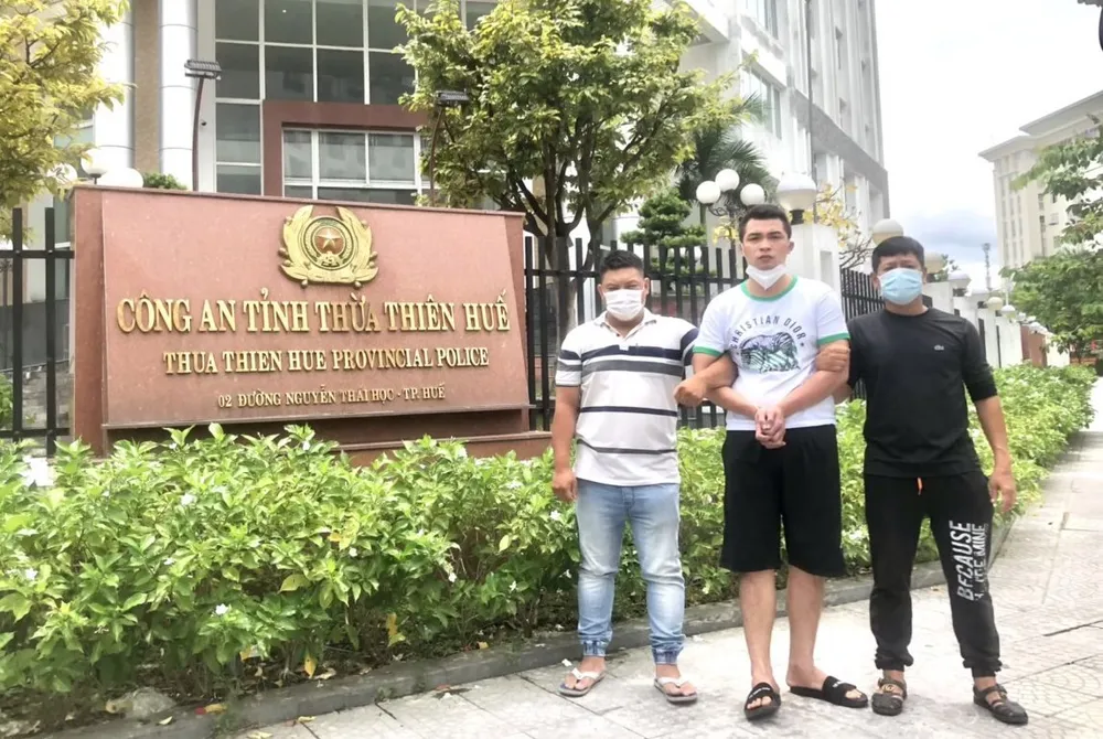 Bắt kẻ cướp giật của cô gái đang đi bộ ảnh 2