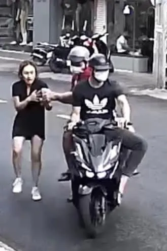 Bắt kẻ cướp giật của cô gái đang đi bộ ảnh 1