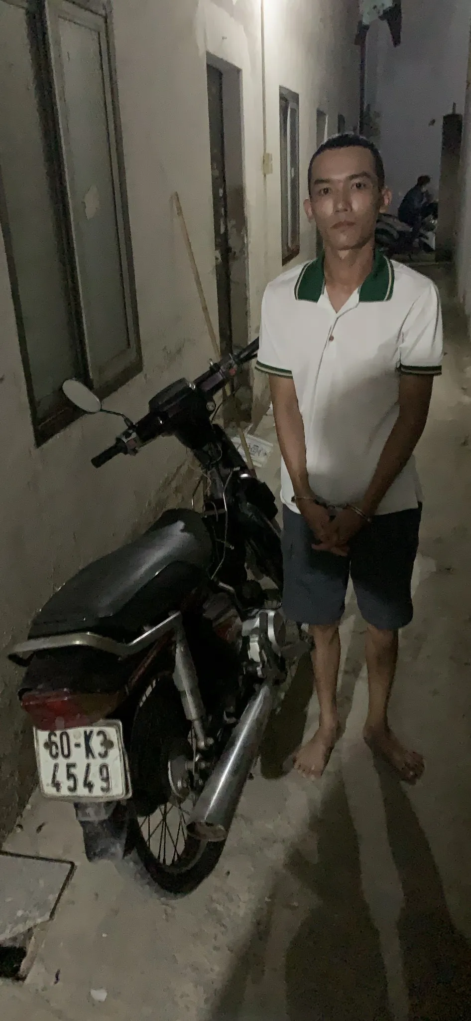 Nghi phạm dùng súng tự chế cướp cửa hàng tiện lợi khai gì? ảnh 1