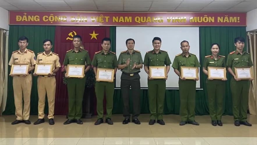 Các cá nhân có thành tích xuất sắc nhận bằng khen